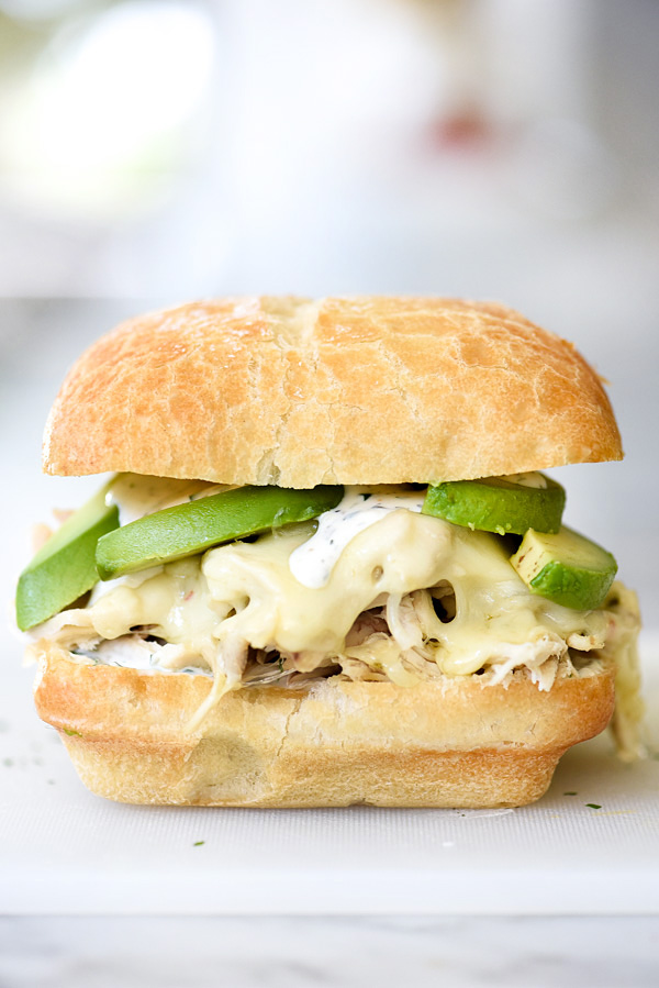 Sandwich au poulet effiloché avec sauce Ranch | foodiecrush.com