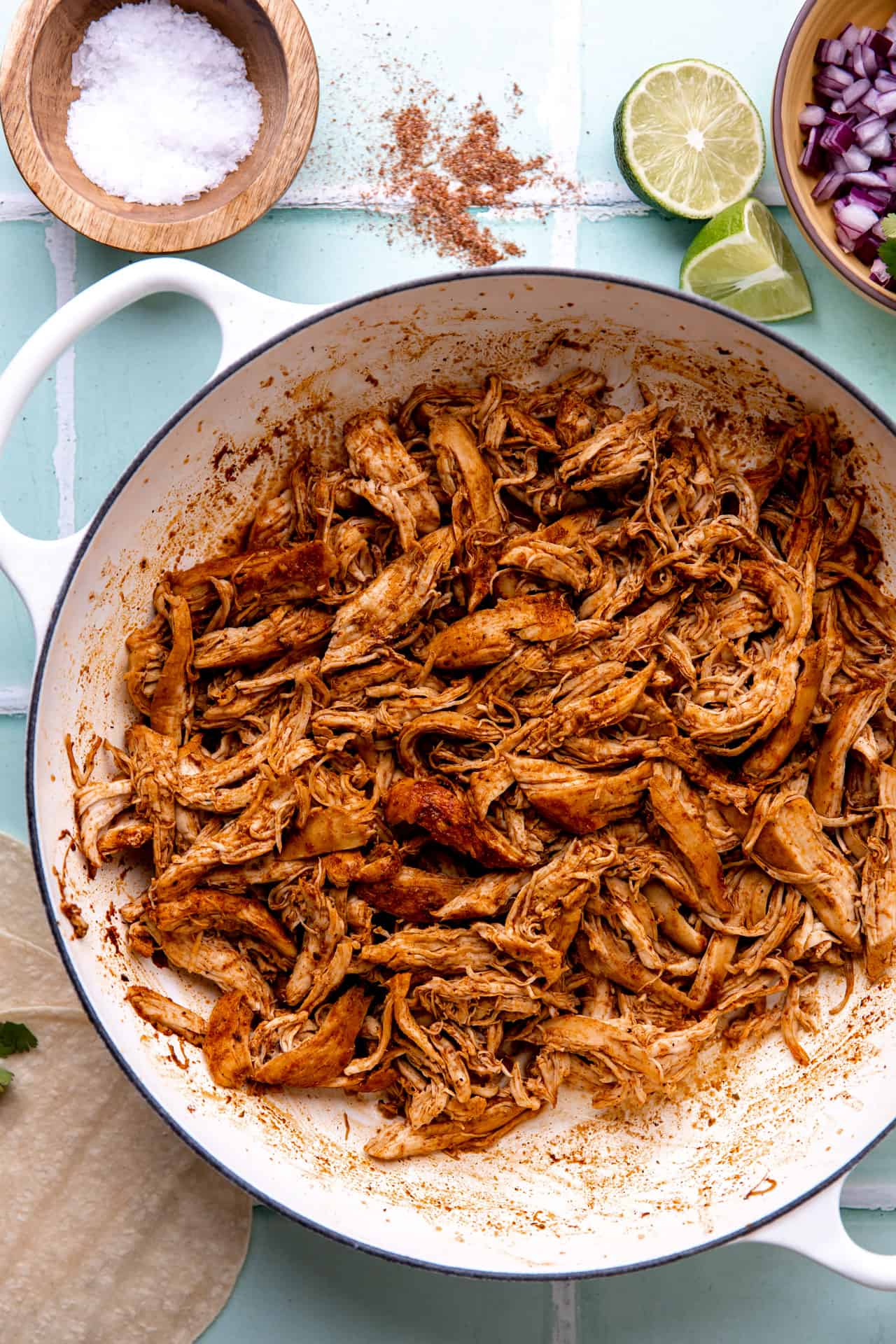 Poêle remplie de poulet râpé à la mexicaine.