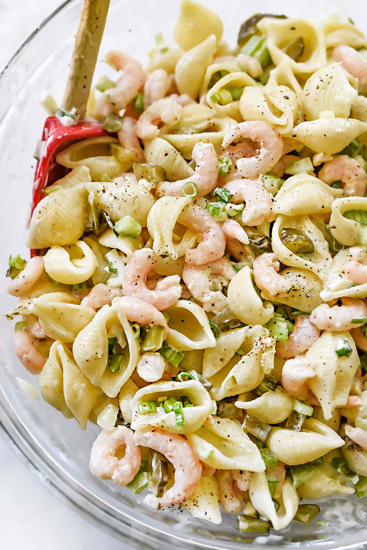 Salade classique de crevettes et de macaronis à la baie faite maison | foodiecrush.com