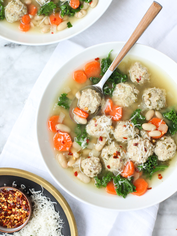 La Skinny Slow Cooker Kale and Turkey Meatball Soup est une version saine de la Italian Wedding Soup.