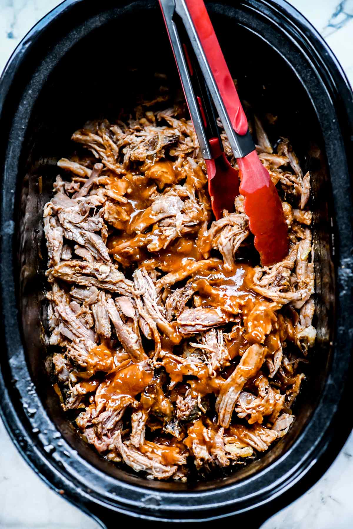 Recette de porc à la mijoteuse | foodiecrush.com #slowcooker #crockpot #recipes #pulledpork #oven #sandwiches