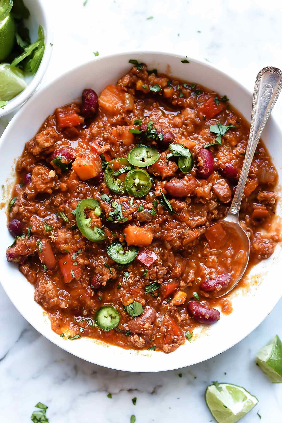 Chili de dinde et patates douces à la mijoteuse avec quinoa | foodiecrush.com #slowcooker #turkey #chili #recipes #turkeychili #sweetpotato #quinoa #instantpot #crockpot