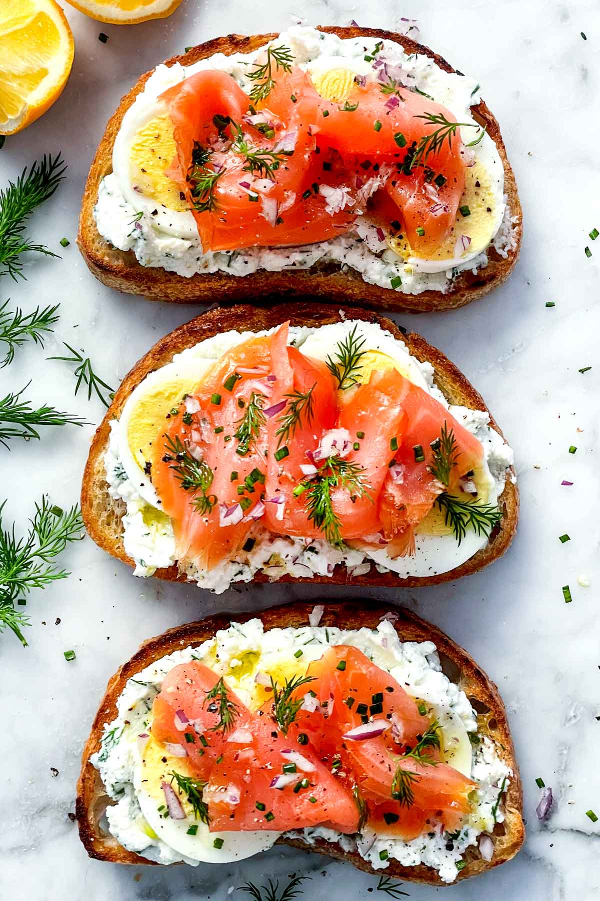 Toasts de saumon fumé aux œufs et à la ricotta foodiecrush.com
