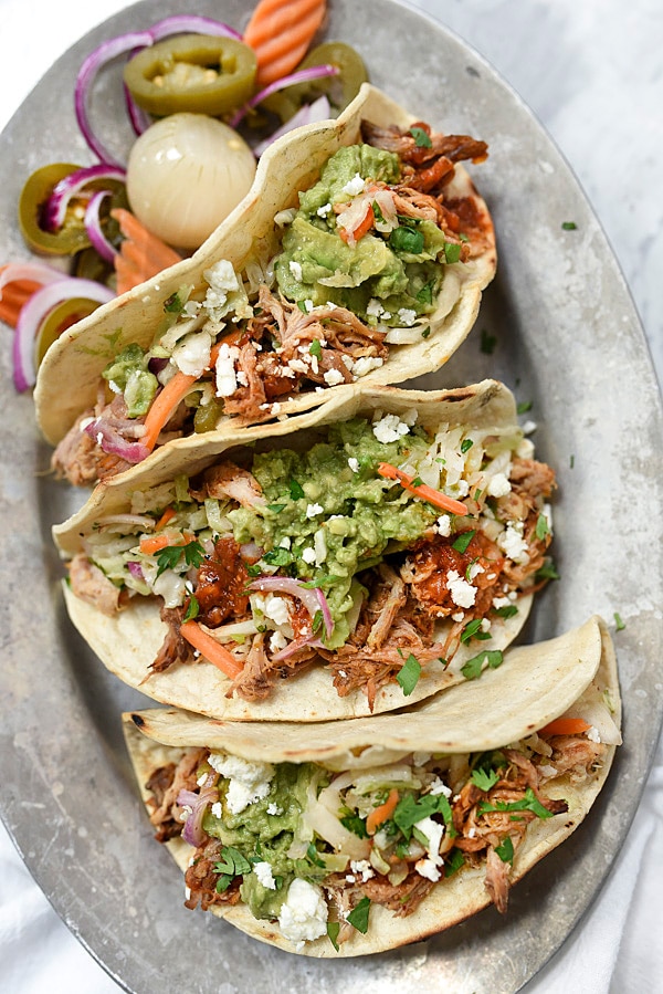 Tacos de porc effiloché à la mijoteuse | foodiecrush.com