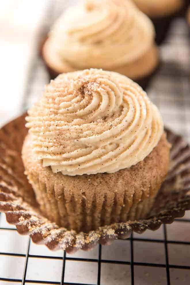 Cupcakes snickerdoodle faits maison avec du beurre brun, de la vanille et d'autres ingrédients frais.