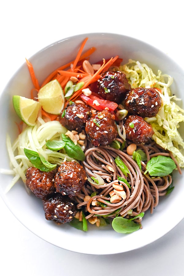 Les nouilles Soba avec des boulettes de viande à la Sriracha constituent un déjeuner ou un dîner de nouilles d'inspiration asiatique frais et sain | foodiecrush.com