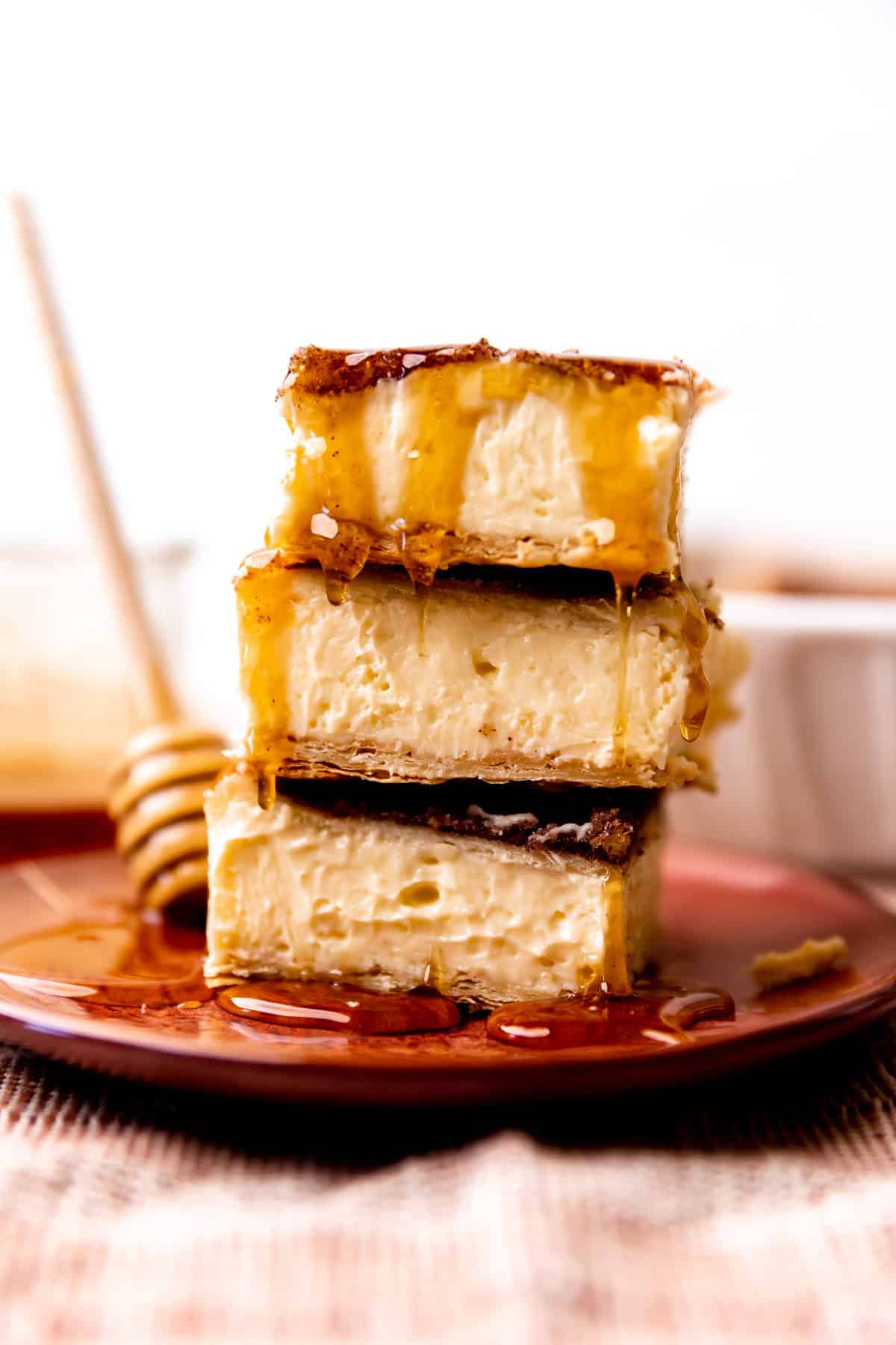 Pile de barres de cheesecake sopapilla arrosées de miel.