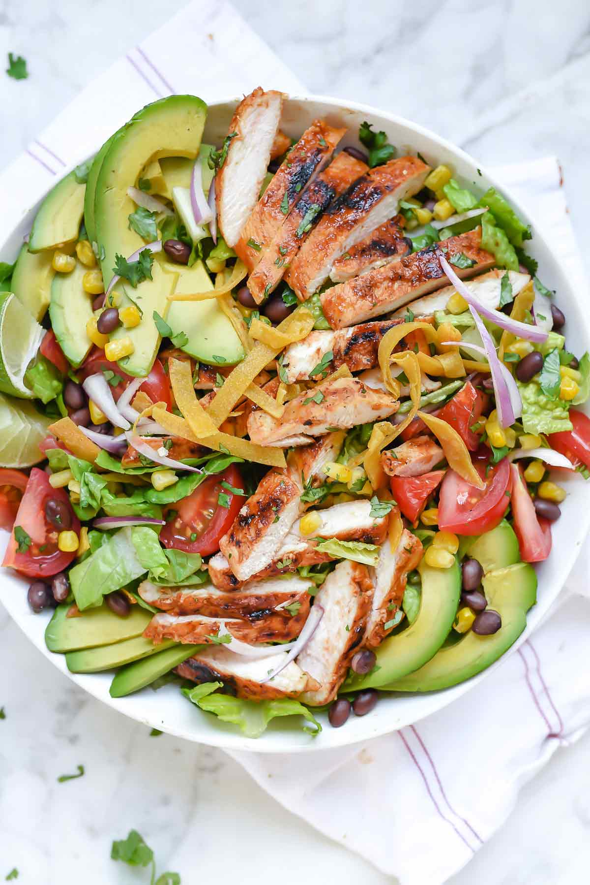 Salade de poulet BBQ du sud-ouest | foodiecrush.com | Salade de poulet aux haricots noirs | Dîner de salade | Salade CPK