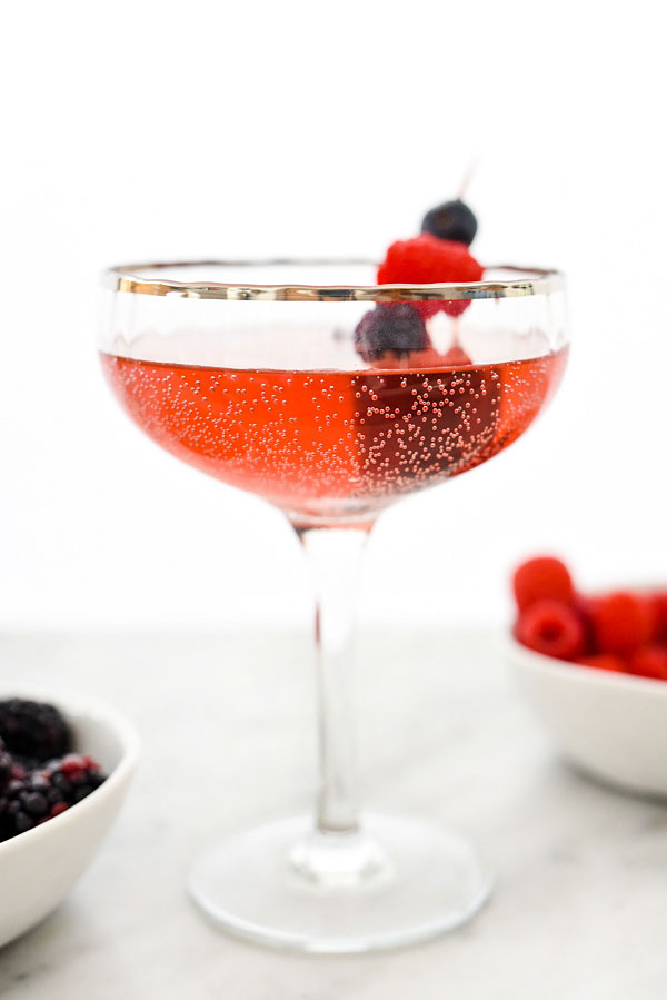 Le cocktail pétillant de fleurs de sureau contient un ingrédient secret sain qui élimine la culpabilité de la gorgée pétillante | foodiecrush.com