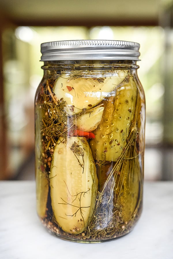 Cornichons à l'aneth et à l'ail - Killer Spicy Garlic Dill Pickles | foodiecrush.com