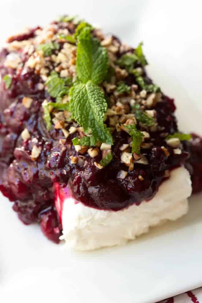 La tartinade de fromage à la crème aux canneberges et aux pacanes est une recette d'amuse-gueule ou de collation facile à préparer en 15 minutes ! Servez-la lors de votre prochain dîner ou fête de fin d'année.