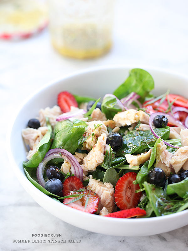 Salade d'épinards aux baies d'été | FoodieCrush