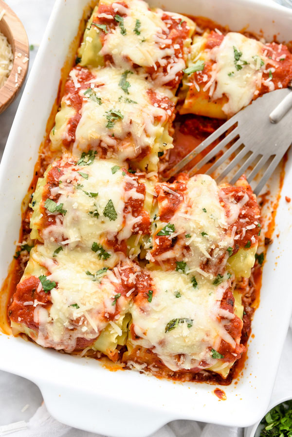 Les roulés de lasagnes aux épinards sont un dîner de pâtes végétarien facile et rapide | foodiecrush.com