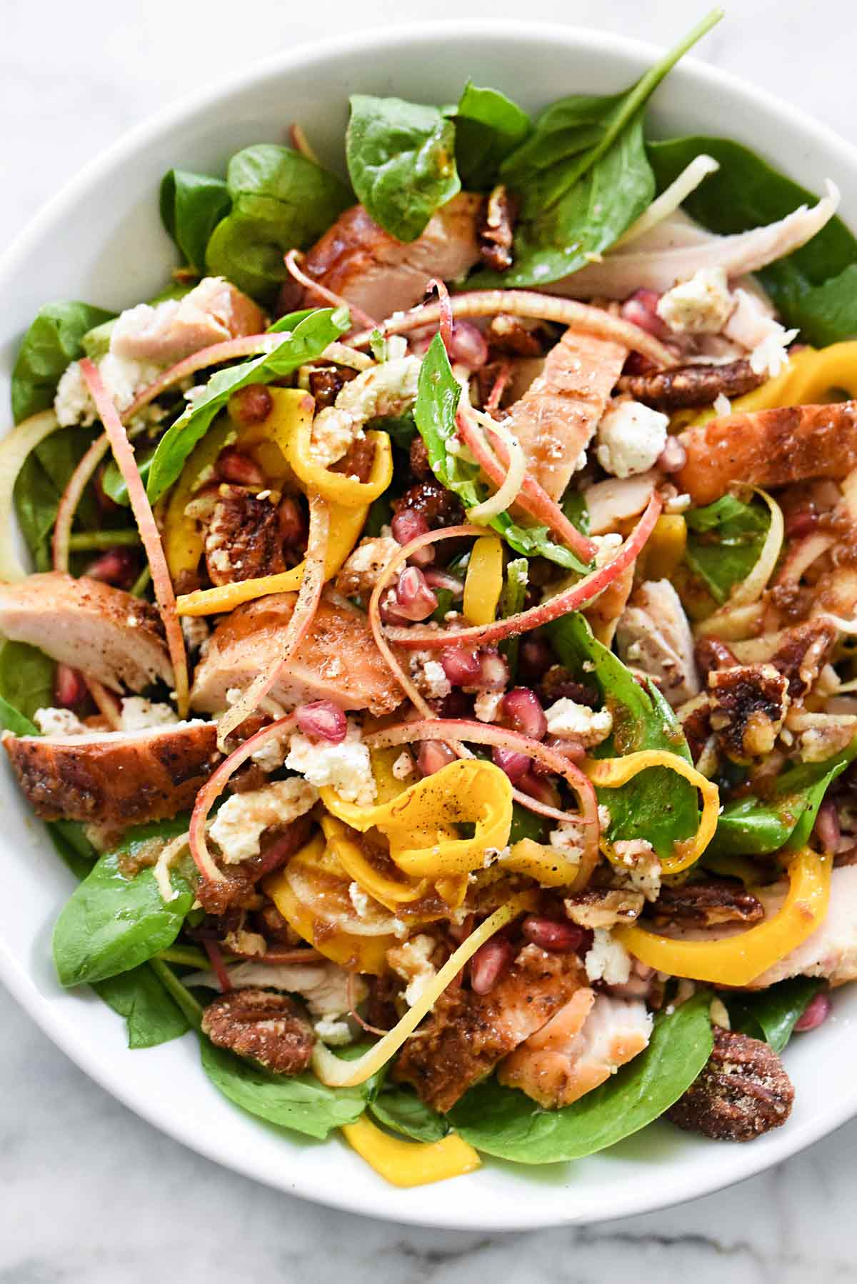 Salade d'épinards à la dinde et aux pommes et courges butternut spiralées | foodiecrush.com #épinards #salade #dindon #recettes #dîner
