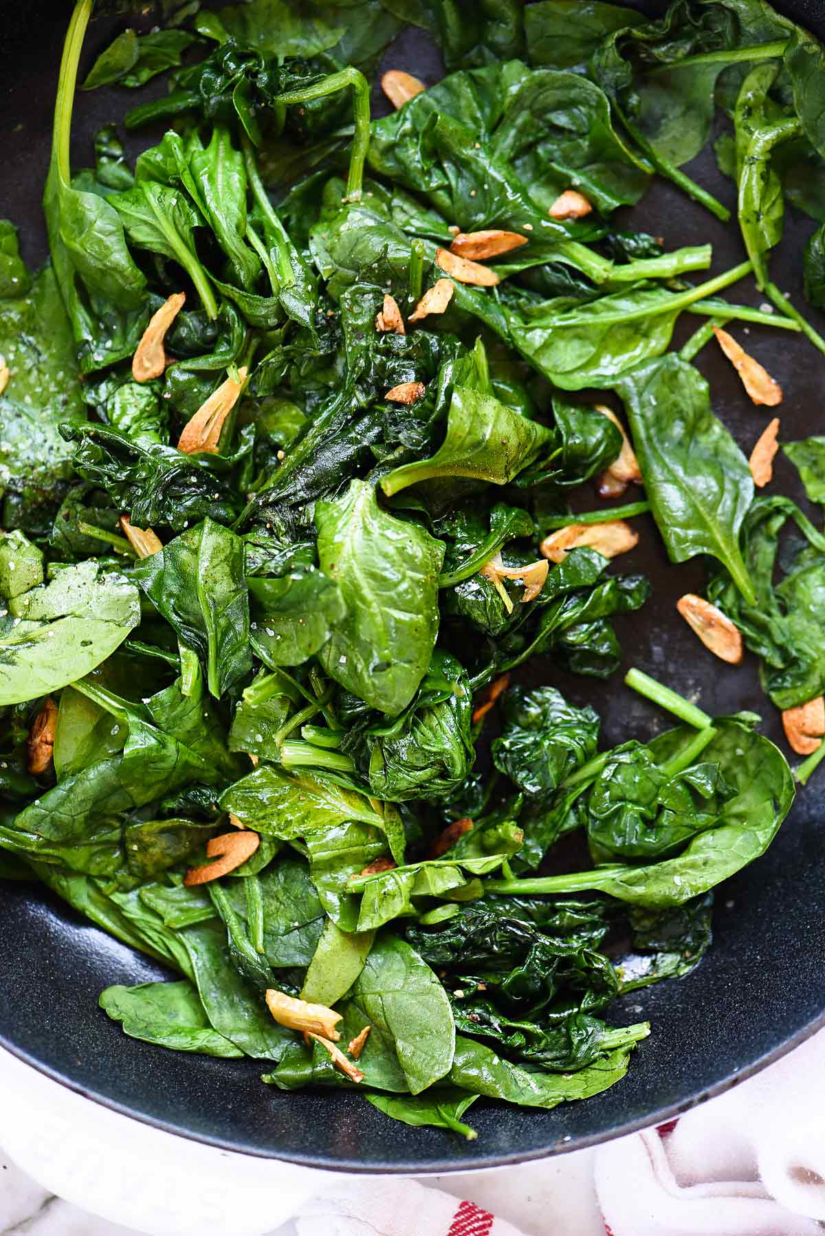 Sauté d'épinards à l'ail foodiecrush.com #recipes #sidedish #saute #spinach #garlic #healthy