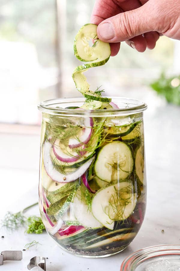 Cornichons spiralés au réfrigérateur | foodiecrush.com