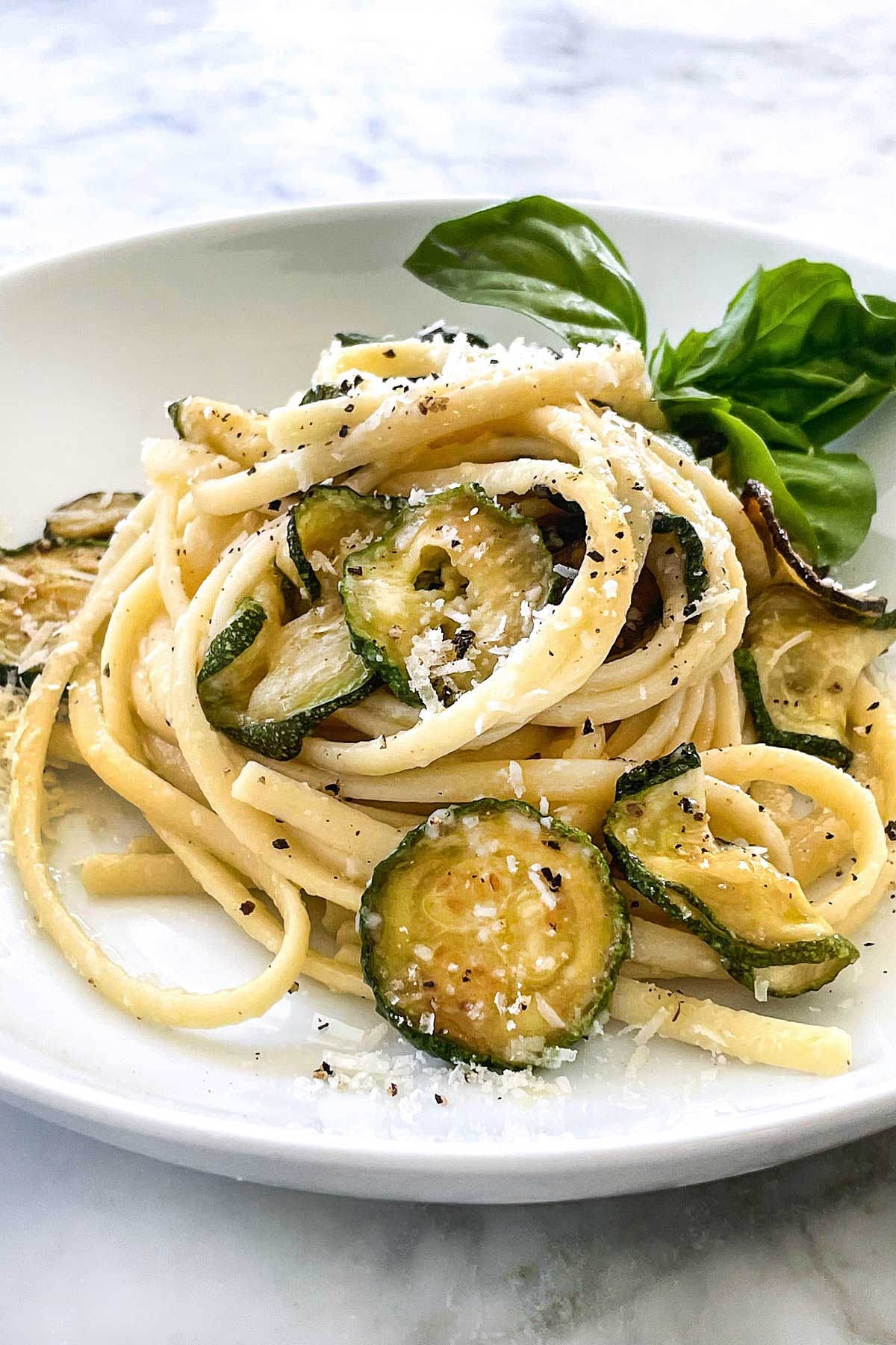 Les pâtes aux courgettes de Stanley Tucci dans une assiette foodiecrush.com