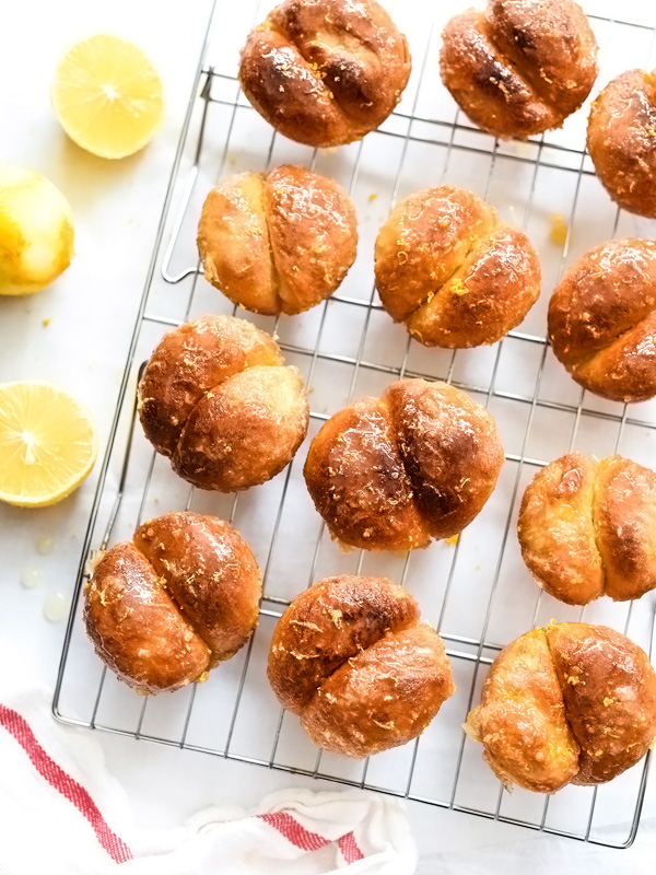 Petits pains au citron glacés, sucrés et collants | foodiecrush.com