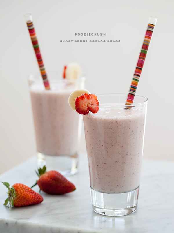 Shake à la fraise et à la banane | FoodieCrush.com