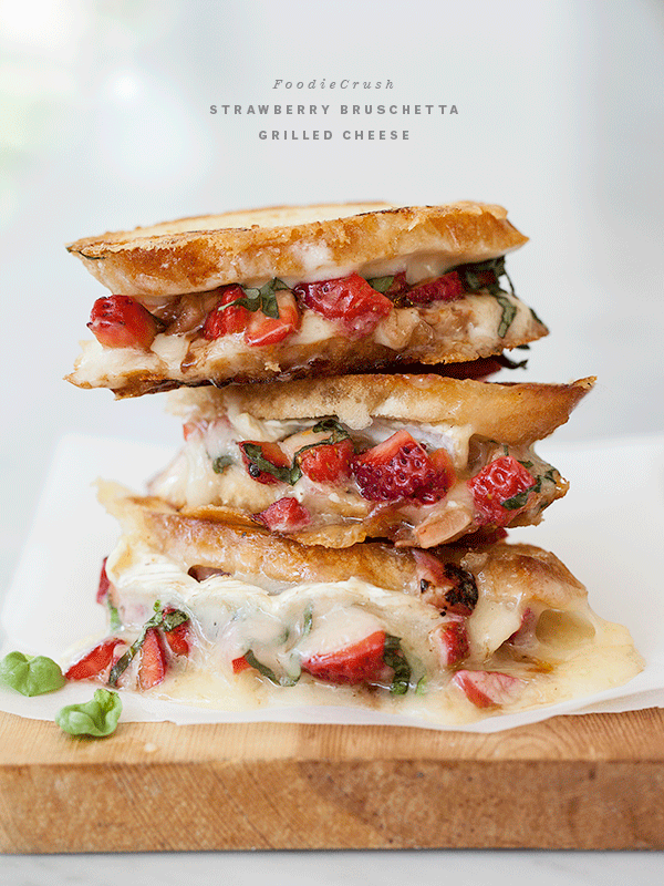 Fromage grillé à la Bruschetta aux fraises | FoodieCrush.com