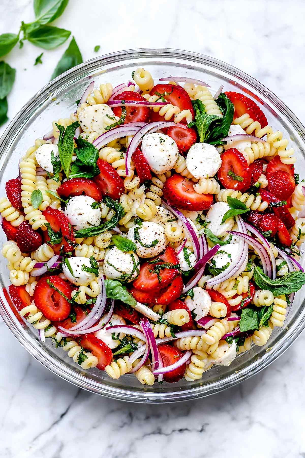 Salade de pâtes Caprese aux fraises | foodiecrush.co