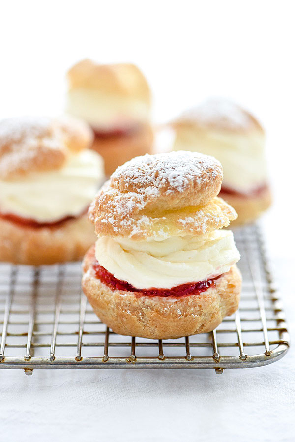 Choux à la crème au gâteau au fromage et à la fraise | foodiecrush.com