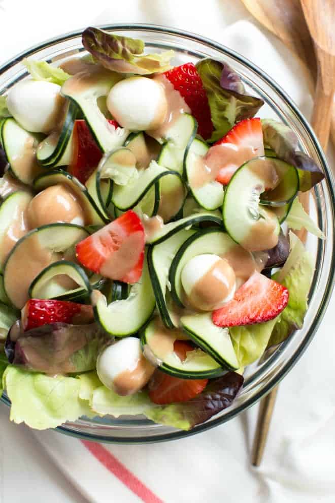 La salade de fraises, concombres et mozzarella est préparée avec seulement cinq ingrédients, dont une savoureuse vinaigrette balsamique à la grenade ! À déguster en accompagnement ou en plat principal pour l'été ou tout au long de l'année.