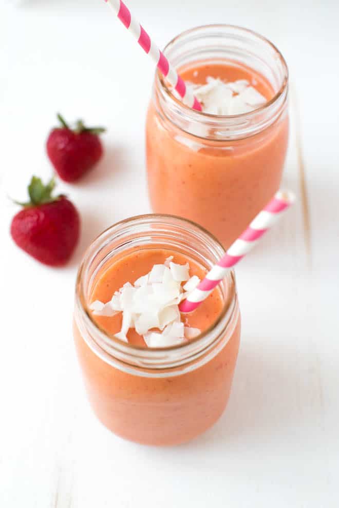 Le smoothie aux fraises, mangues et goyaves est un smoothie rafraîchissant qui peut être consommé au petit-déjeuner ou au goûter ! Ajoutez tous les ingrédients dans votre mixeur et dégustez.