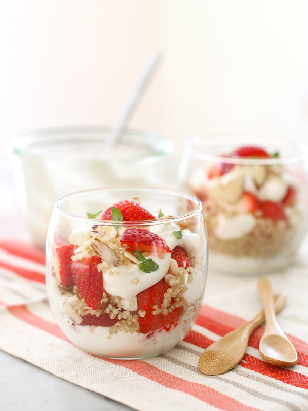 Parfait au quinoa et aux fraises | foodiecrush.com