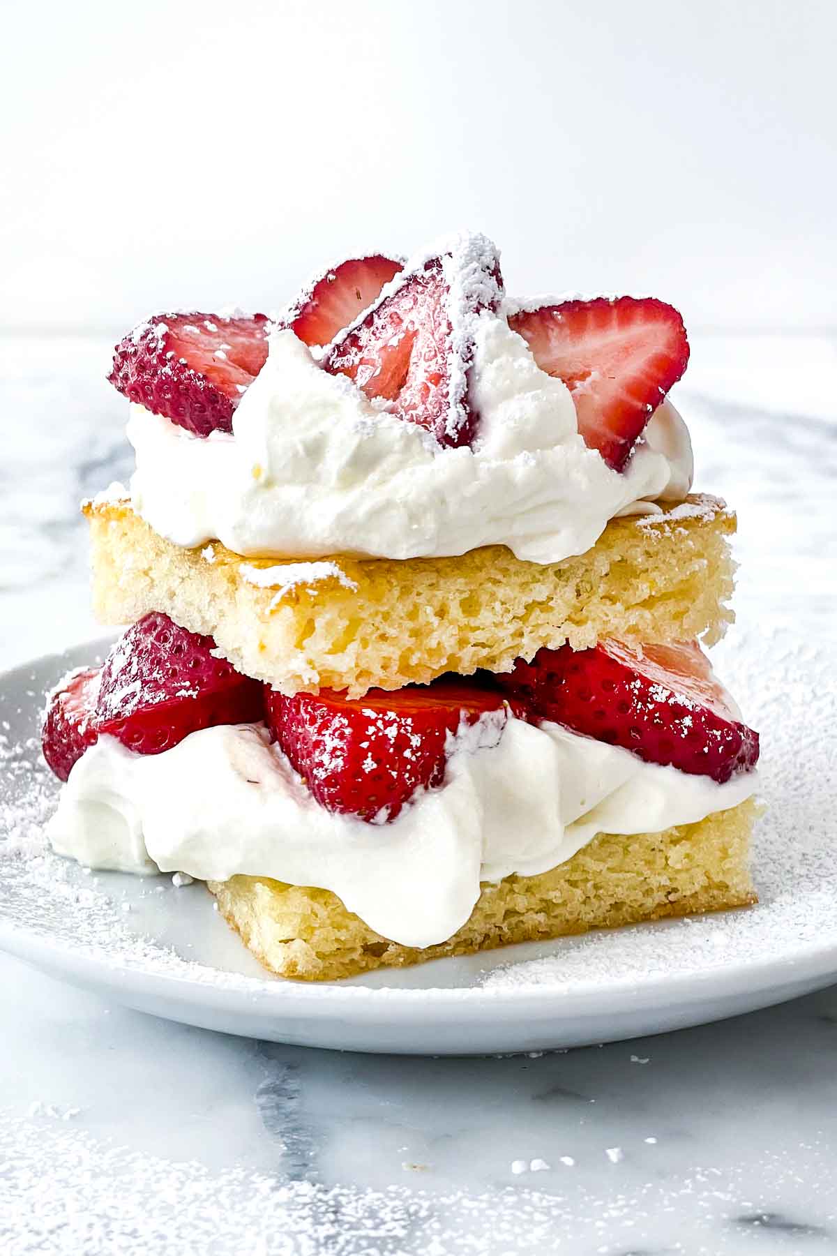 Shortcake aux fraises avec crème fouettée foodiecrush.com