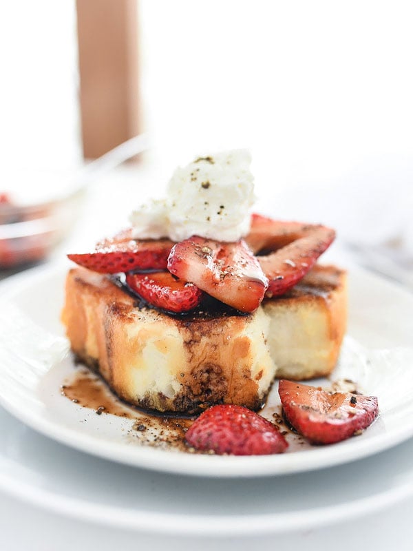 Petits gâteaux aux fraises grillés au vinaigre balsamique | foodiecrush.com