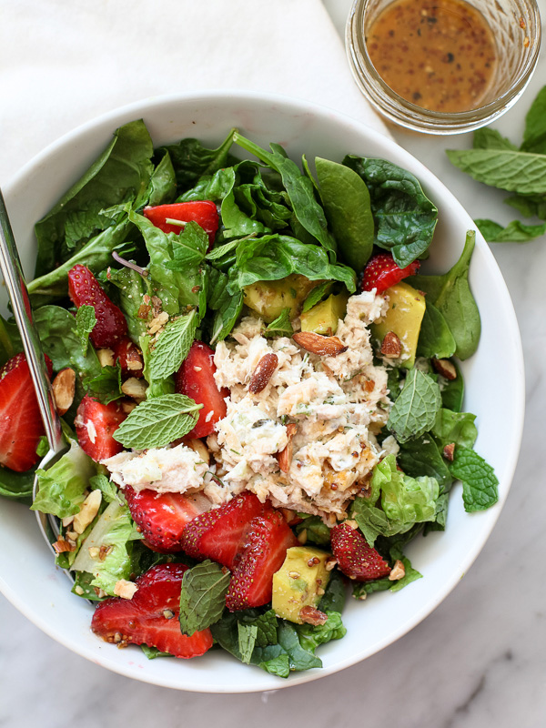 Salade de thon aux fraises et à l'avocat Recipe on foodiecrush.com