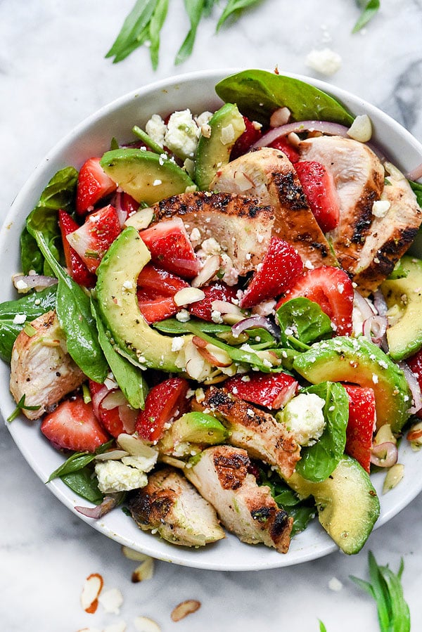 Salade d'épinards aux fraises et à l'avocat avec poulet | foodiecrush.com