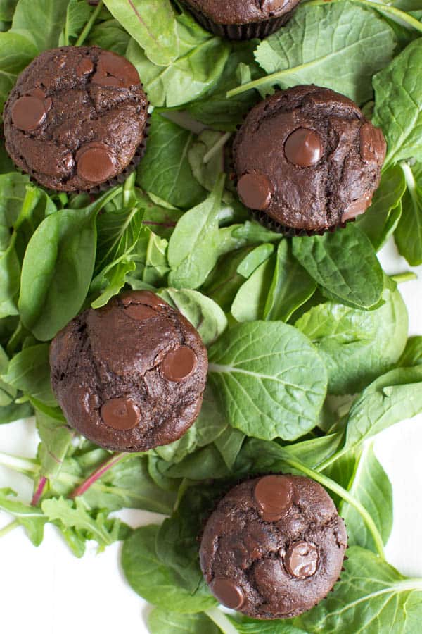 Les muffins double chocolat superalimentés sont remplis de légumes verts, de bananes, de chocolat et de yogourt grec ! Vous ne vous douterez jamais que ces muffins au chocolat contiennent deux grandes tasses de légumes verts.