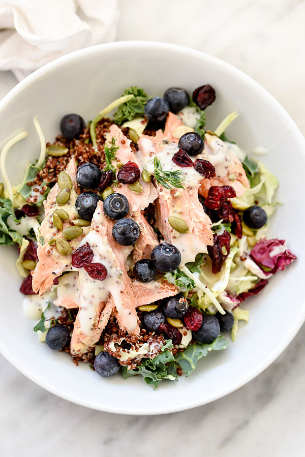 Salade de super-aliments avec vinaigrette allégée aux graines de pavot | foodiecrush.com