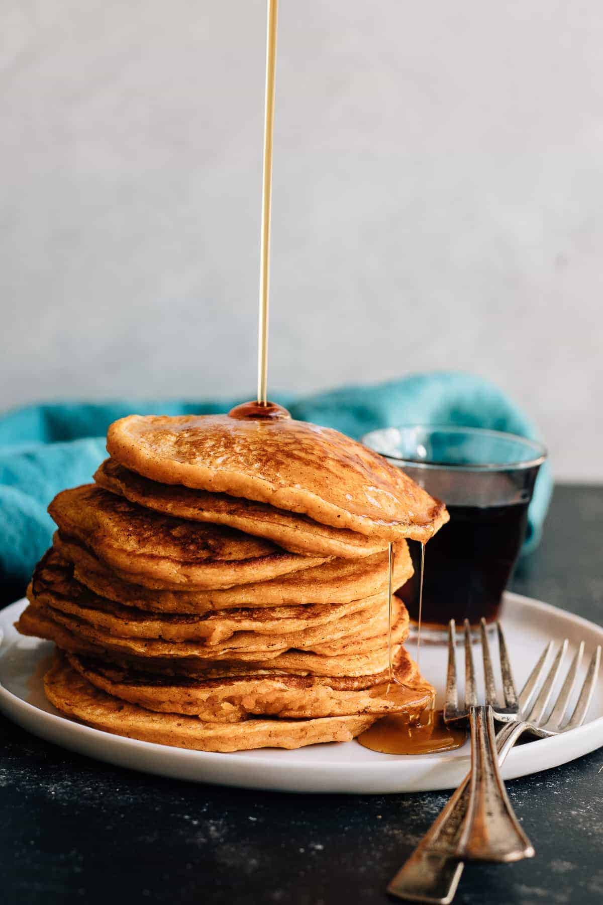 Des crêpes de patate douce douces et moelleuses, préparées à l'extrême avec une overdose d'épices et sucrées au sirop d'érable. La perfection du petit-déjeuner d'automne.