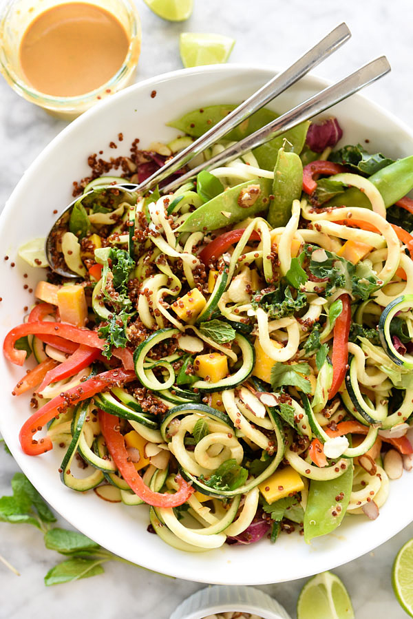 Salade thaïlandaise de nouilles aux courgettes et au quinoa | foodiecrush.com