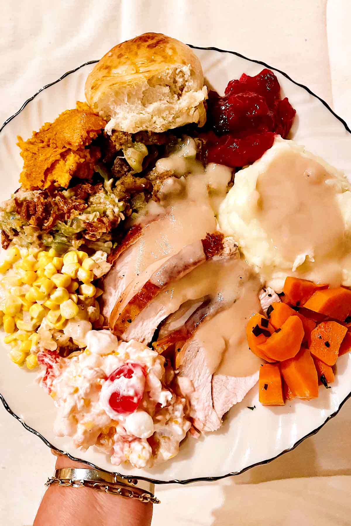 Dîner de Thanksgiving assiette dinde farce purée de pommes de terre foodiecrush.com
