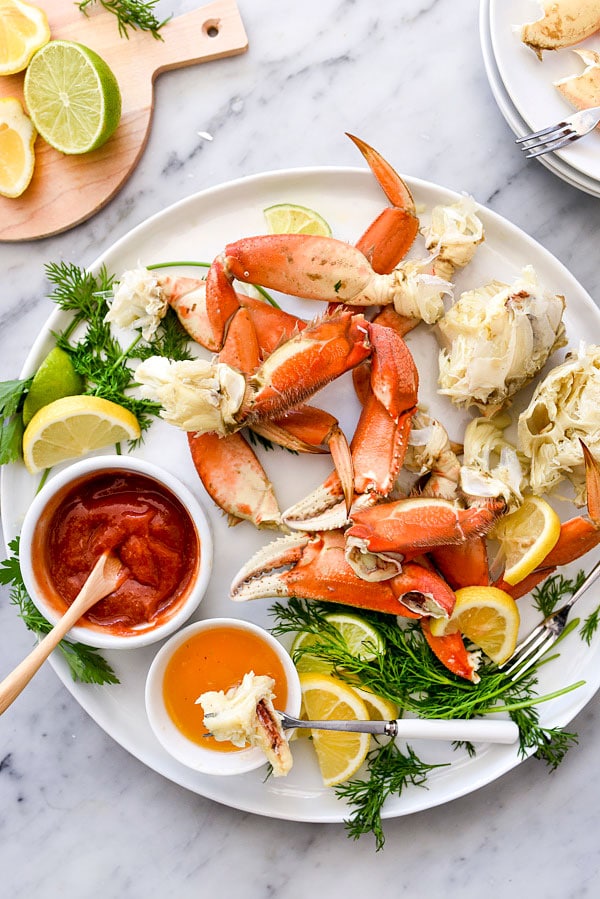 Recette de crabe dormeur entier au beurre d'agrumes la plus facile à préparer | foodiecrush.com