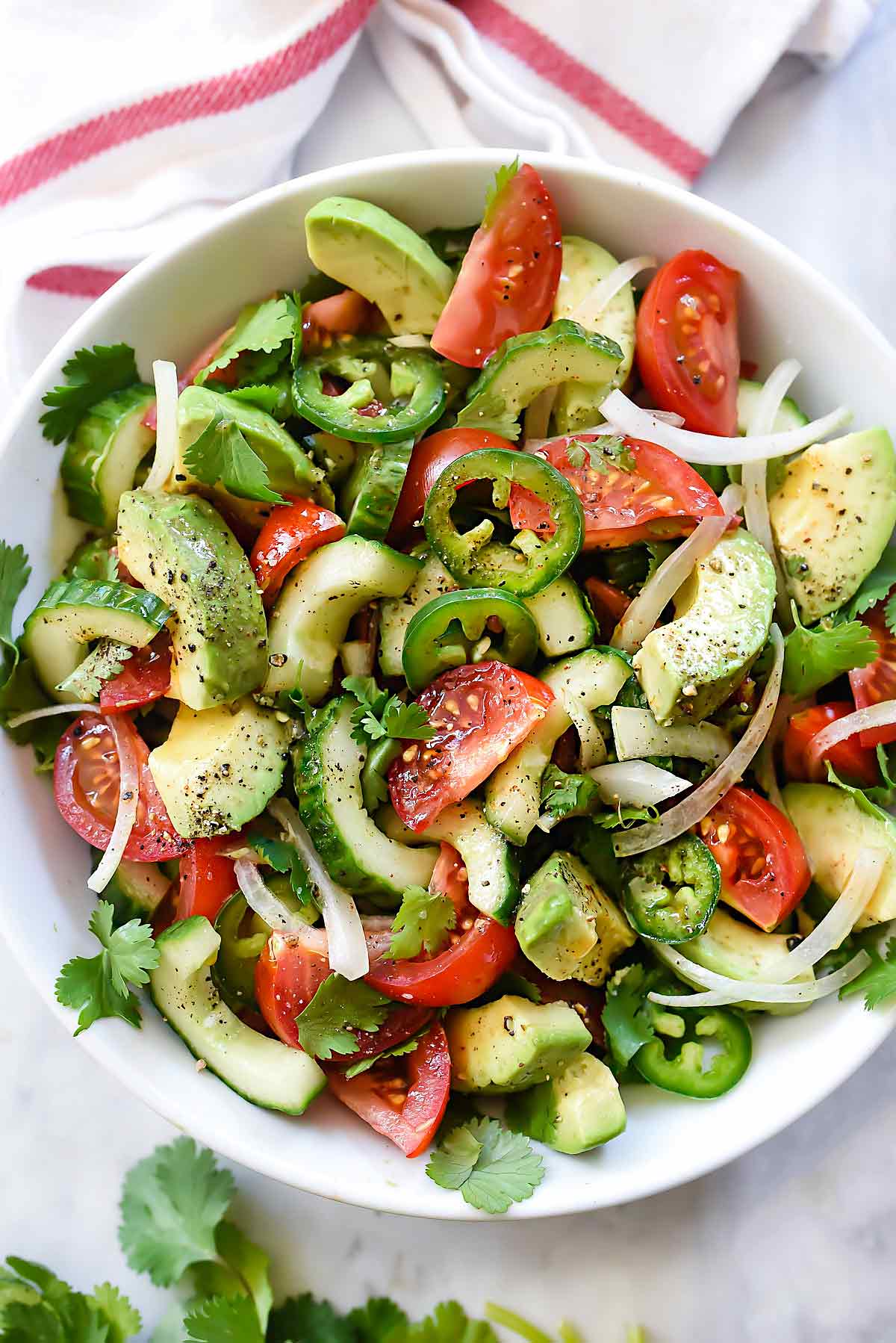 Salade de tomates, d'avocats, de concombres et d'oignons Maui | foodiecrush.com