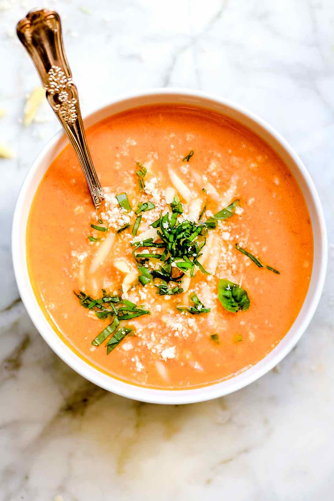 Soupe tomate basilic | foodiecrush.com #soupe #tomate #basilic #santé #facile #crémeux