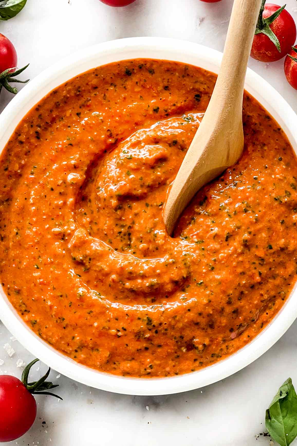 Pesto de tomates dans un bol avec une cuillère foodiecrush.com