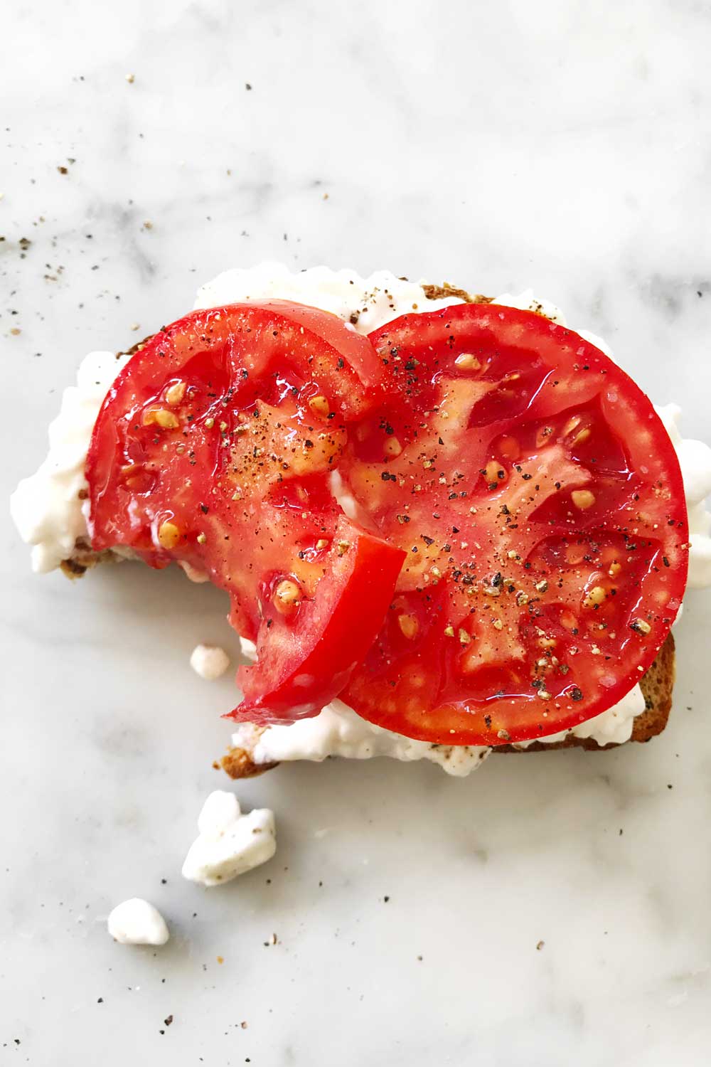 Toast aux tomates et au fromage blanc foodiecrush.com