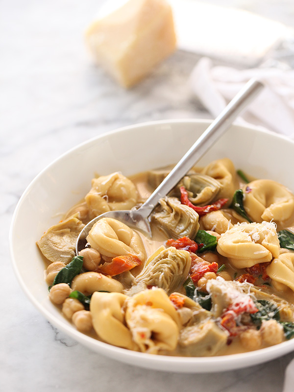 Soupe de tortellinis aux artichauts et aux haricots blancs