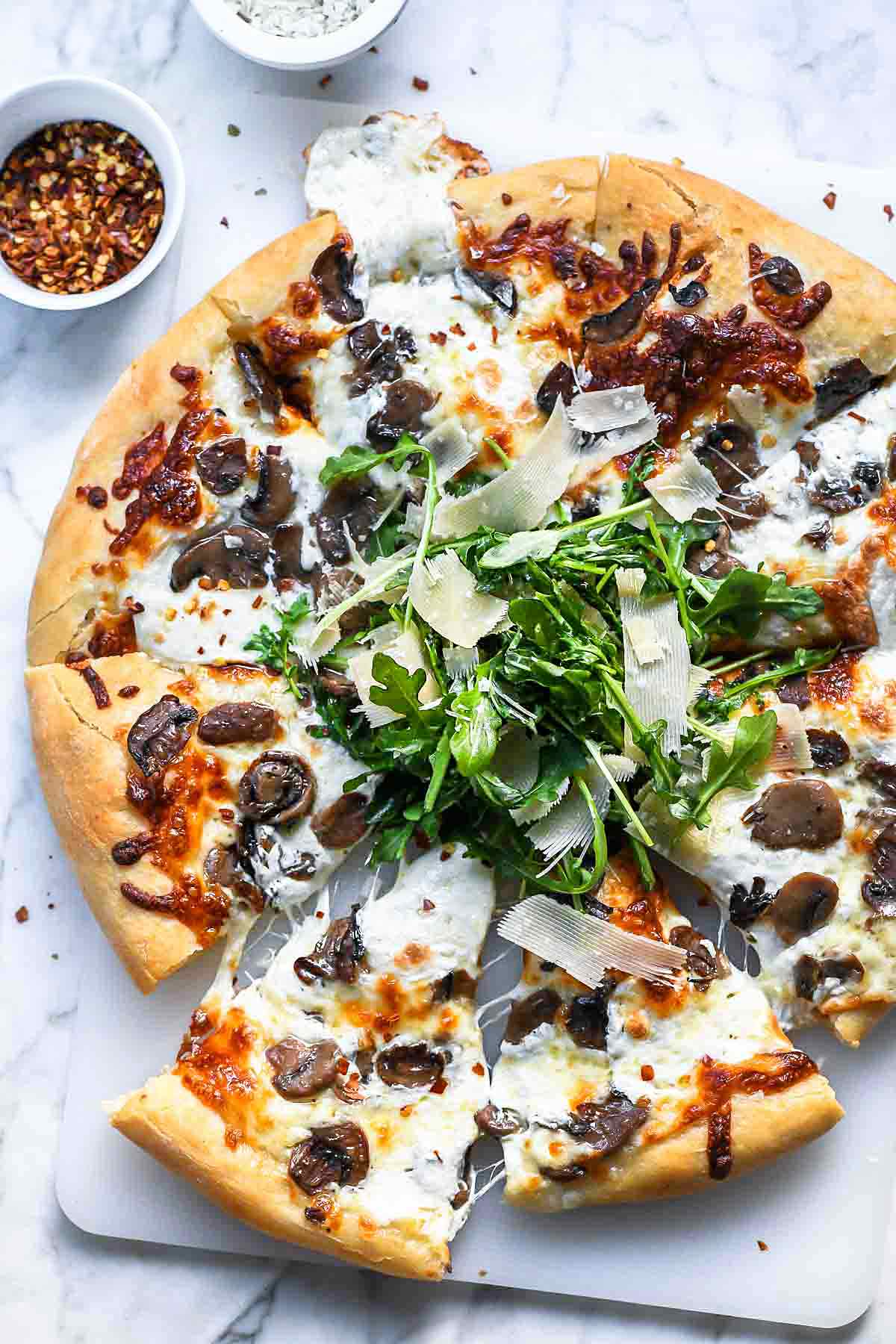 Pizza aux champignons truffés | foodiecrush.com #pizza #truffes #champignons #recettes