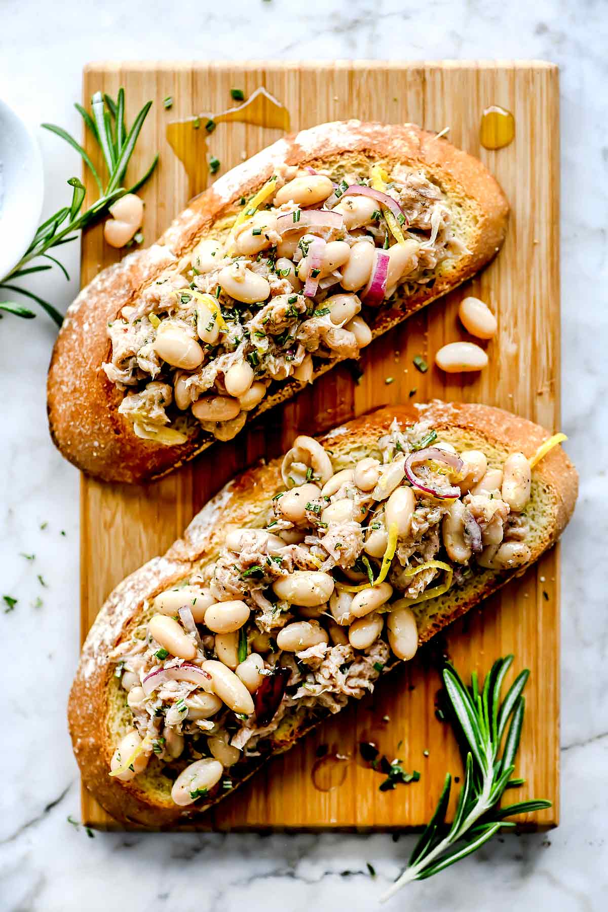 Toasts méditerranéens au thon et aux haricots blancs | foodiecrush.com
