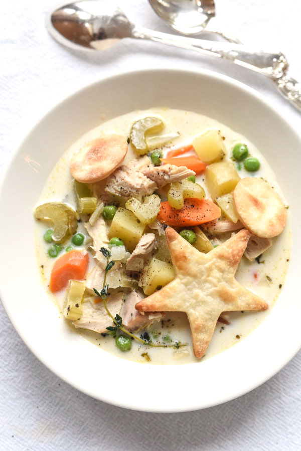 La soupe de tourte à la dinde est l'une de mes recettes préférées et faciles pour utiliser les restes de dinde | foodiecrush.com