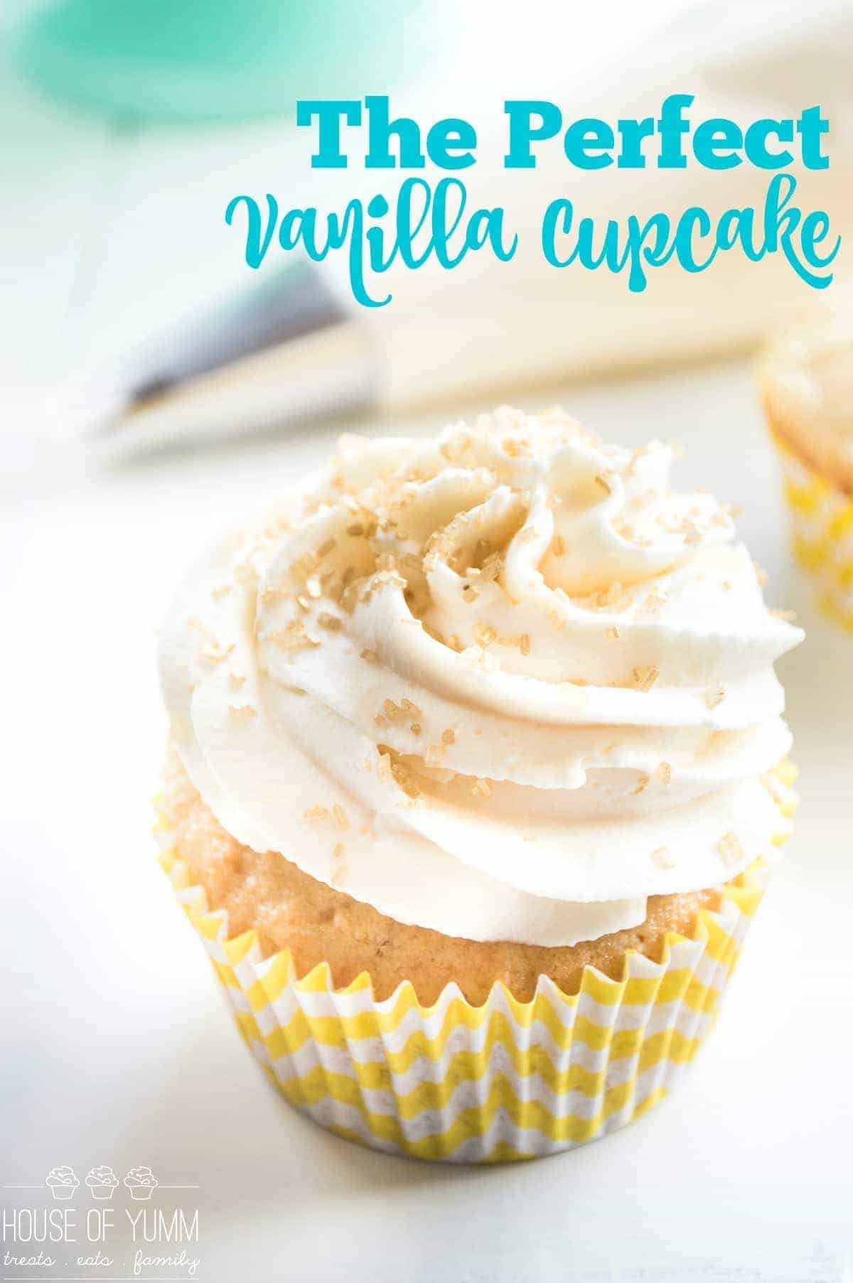 Le parfait cupcake à la vanille. Une recette facile à réaliser à partir de zéro ! Léger, moelleux et plein d'arôme de vanille ! Plus des tonnes de conseils et d'astuces sur la façon de faire un cupcake parfait qui fonctionnera avec n'importe quelle recette !