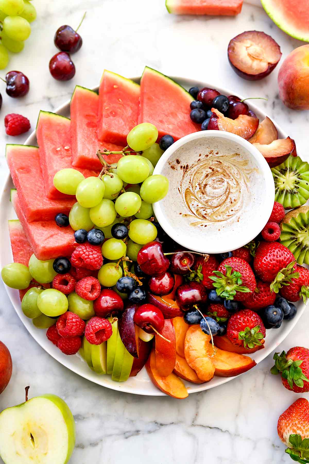 Trempette de fruits au yogourt et plateau de fruits | foodiecrush.com #yogourt #trempette de fruits #snack