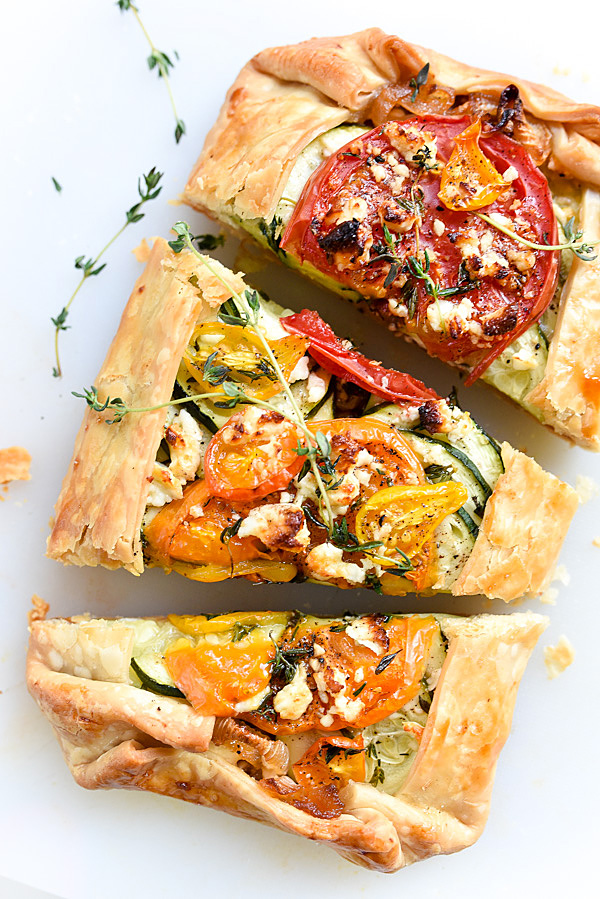 Galette de tomates, courgettes, oignons caramélisés et feta | foodiecrush.com